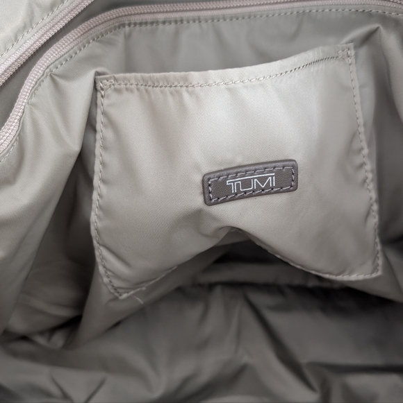 TUMI Voyageur Q-Tote - NWOT Mink - Silver - Includes lock & key - Picture 9 of 14